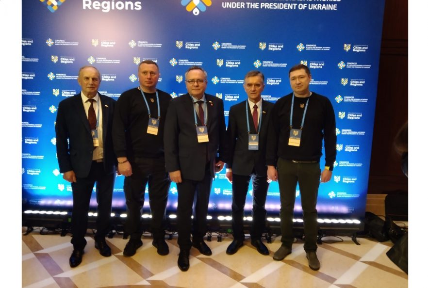 Wicemarszałek Zbigniew Wojciechowski na ściance Szczytu Miast i Regionów w Kijowie wraz z Przewodniczącymi Obwodu Wołyńskiego i Lwowskiego