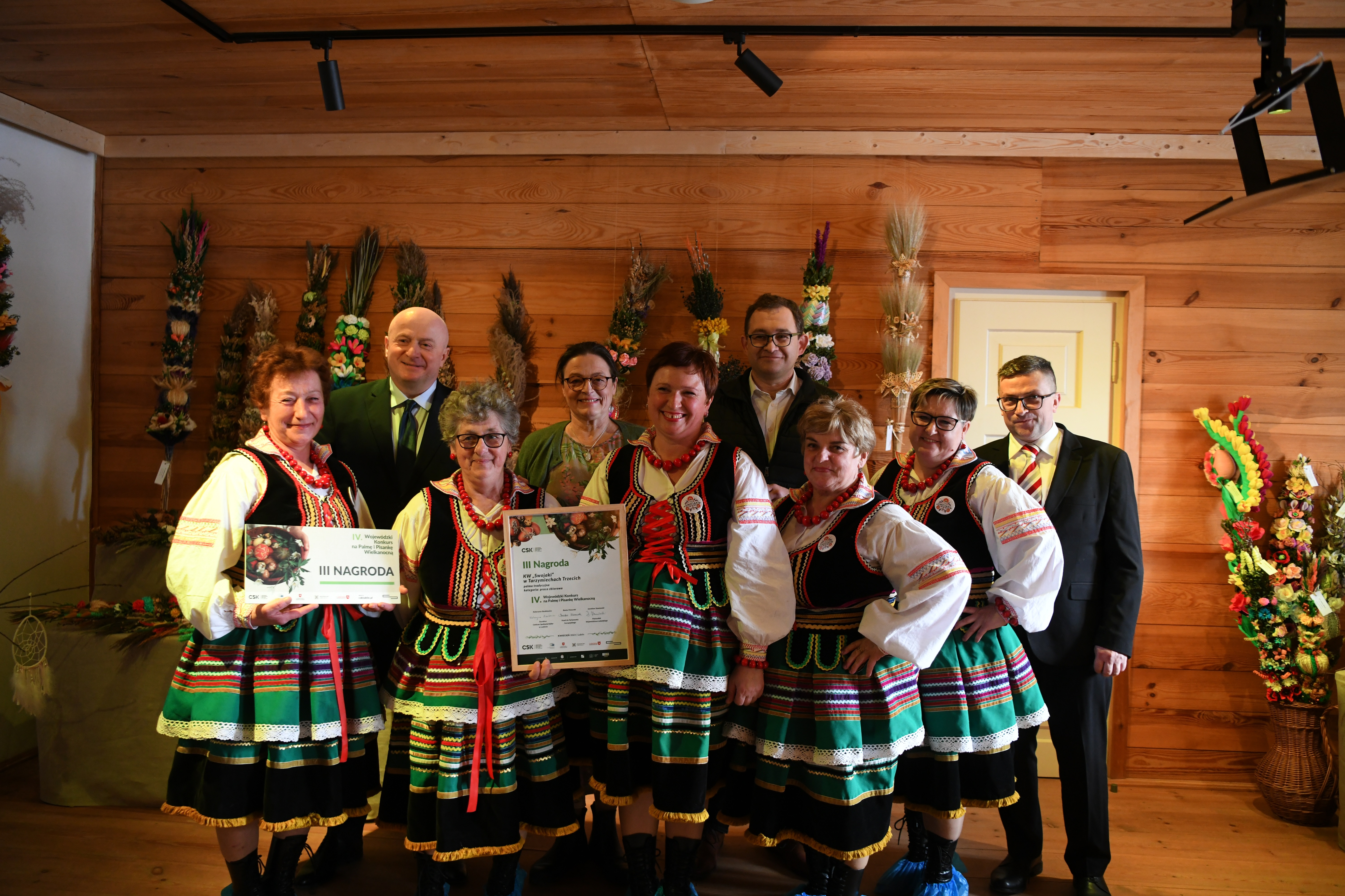Członkowie zarządu WL w otoczeniu Pań w strojach ludowych laureatek jednej z konkurencji konkursu