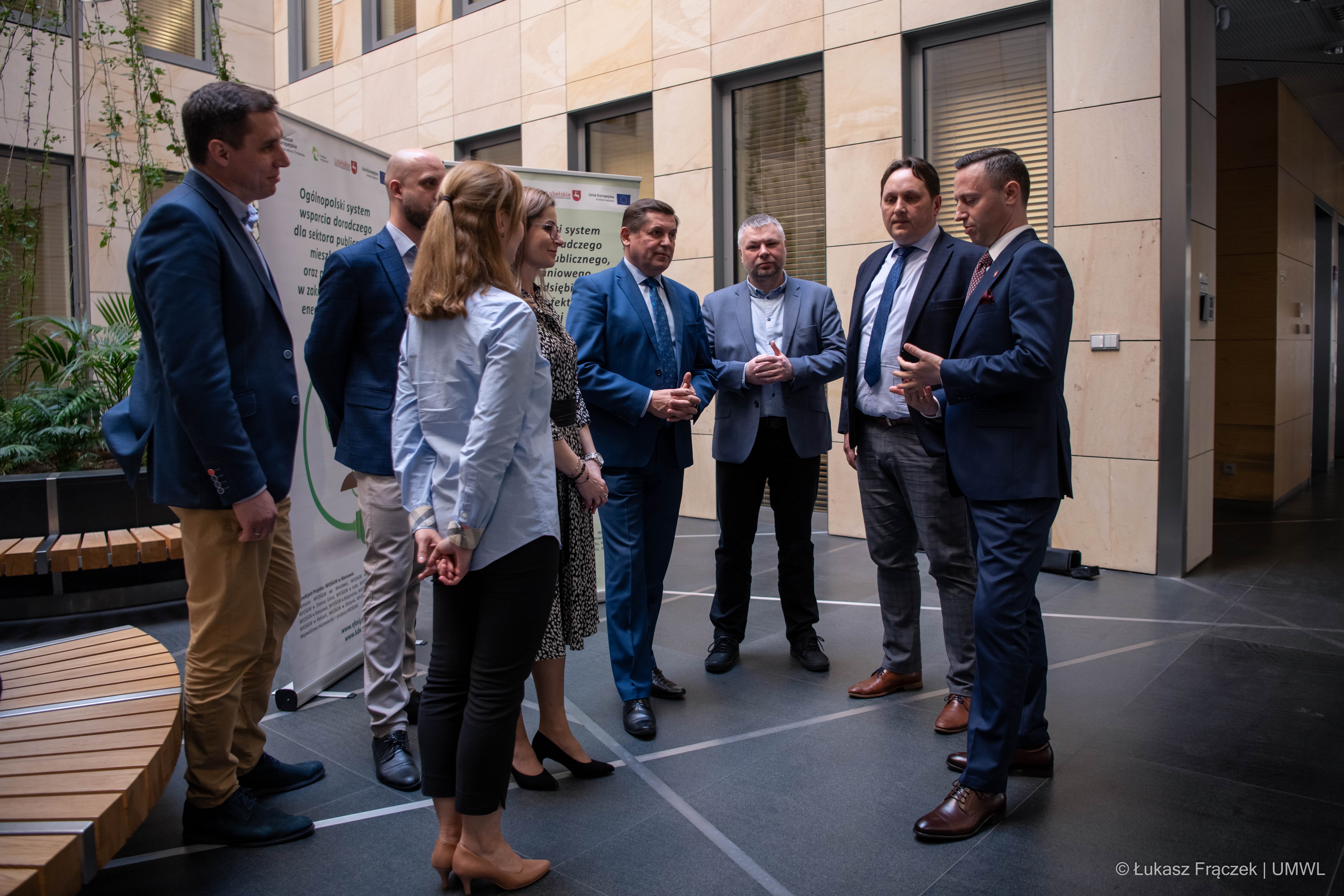 Michał Mulawa w towarzystwie pracowników UMWL i organizatorów konferencji