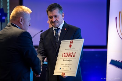 Zdzisław Szwed wręcza umowę na projekt dla gminy Ulan Majorat