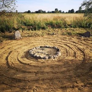 kamienny krąg na tle łąki