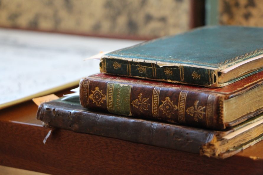 Stare księgi ułożone jedna na drugiej