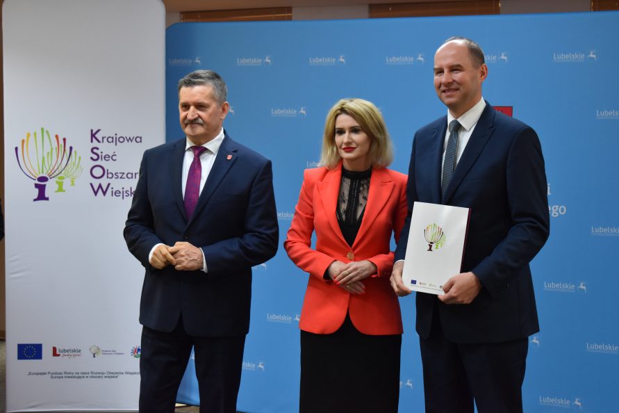 Członek Zarządu Zdzisław Szwed podczas wręczenia umów