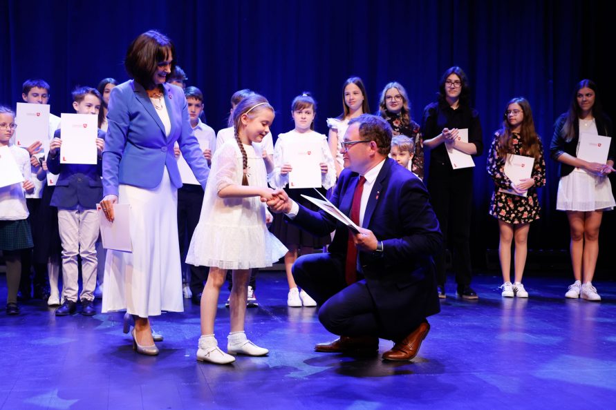 Bartłomiej Bałaban członek zarządu wręcza stypendia jednej z najmłodszych laureatek