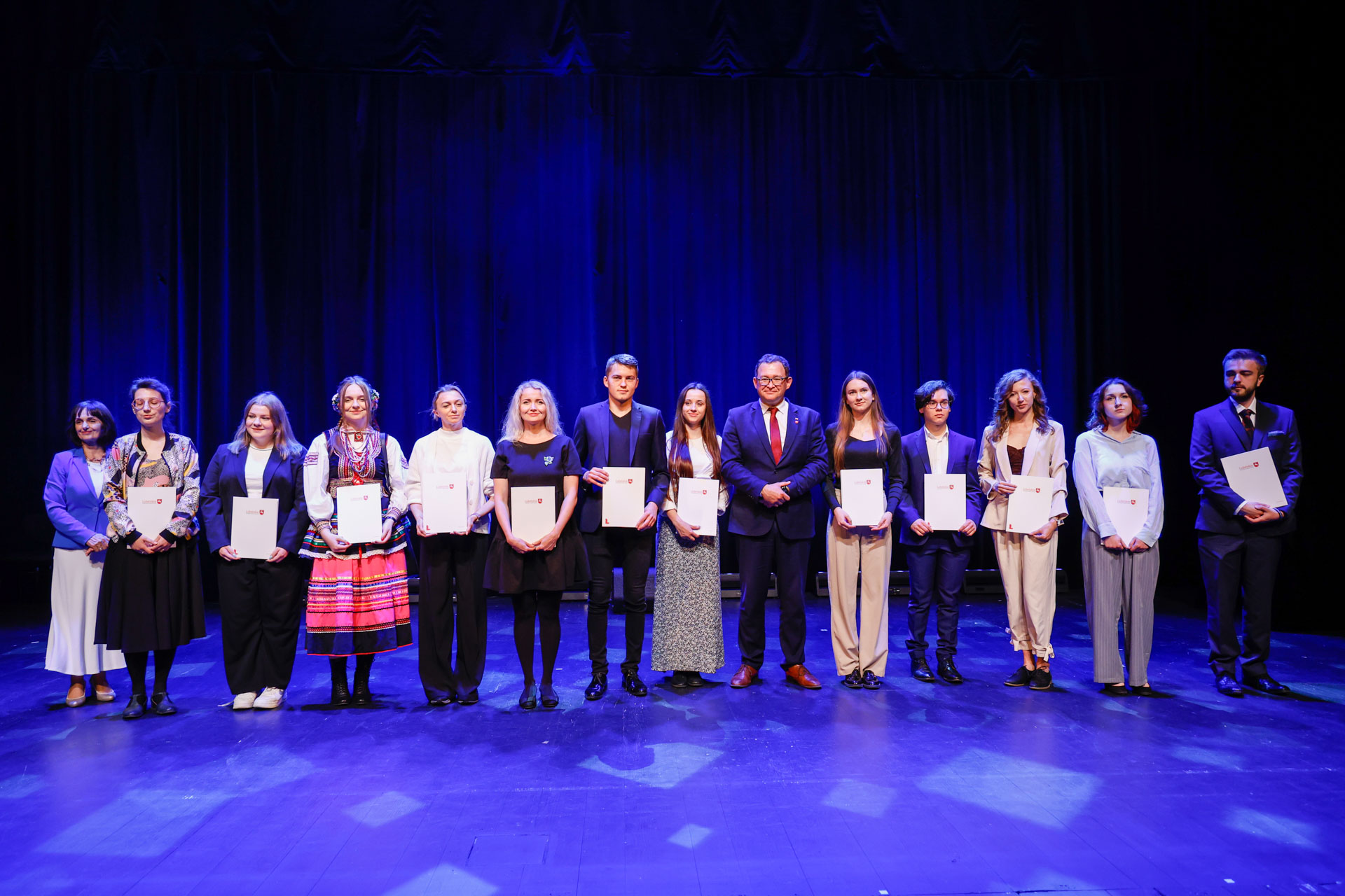 Bartłomiej Bałaban w towarzystwie stypendystów