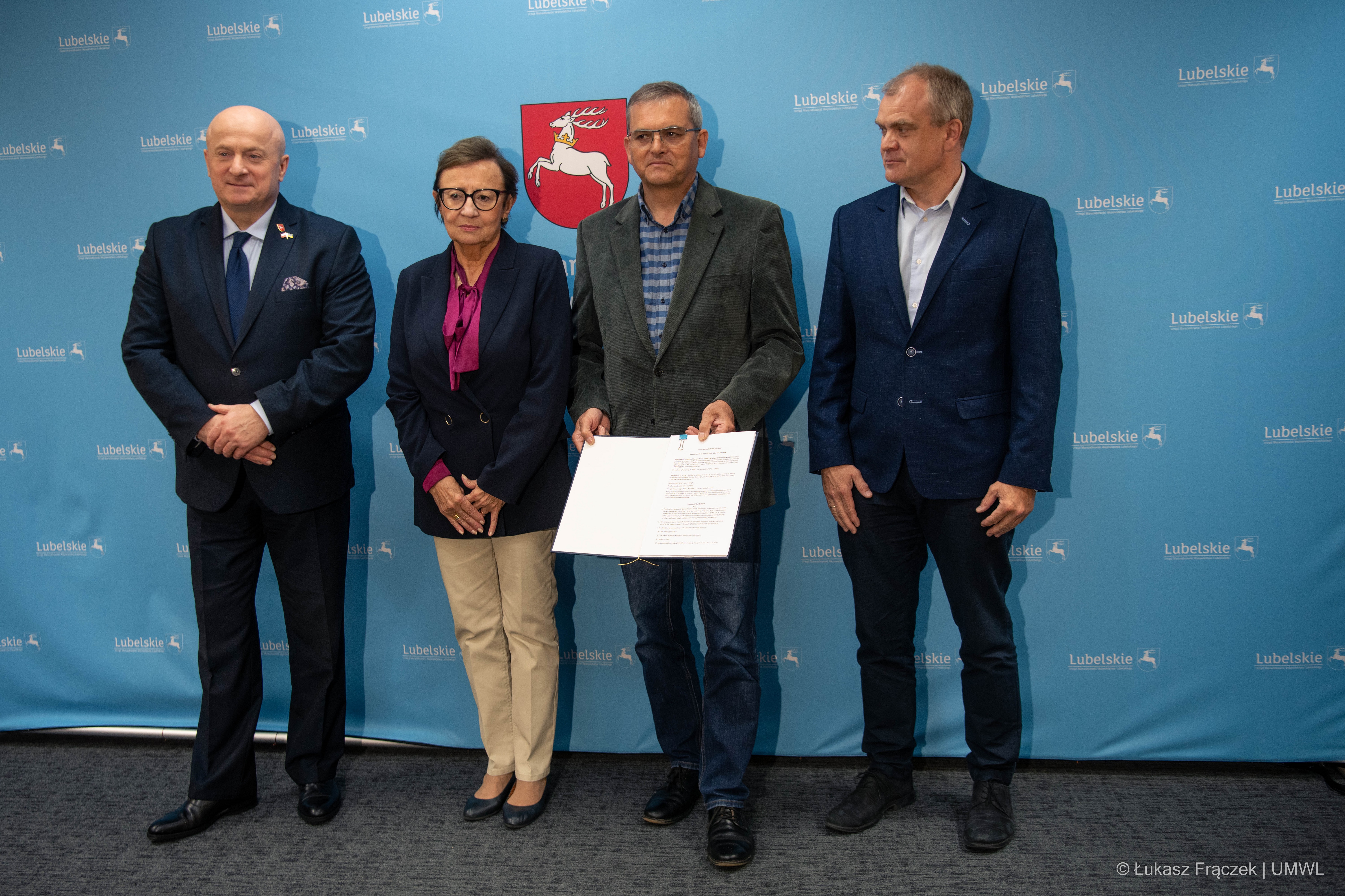 Uczestnicy podpisania umów na rozbudowę WOMP