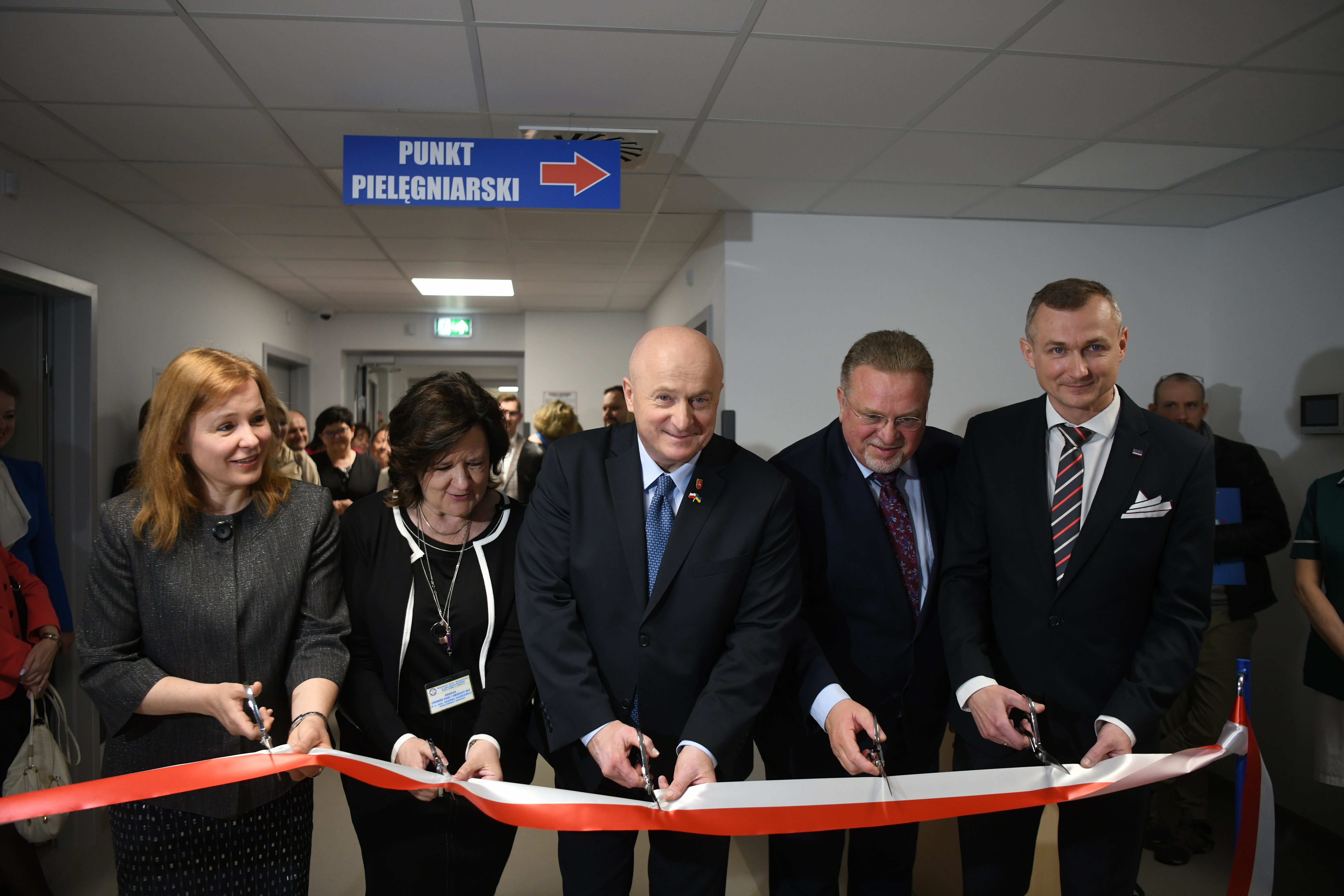 Marszałek Województwa Lubelskiego wraz z innymi uczestnikami otwarcia uroczyście przecina wstęgę