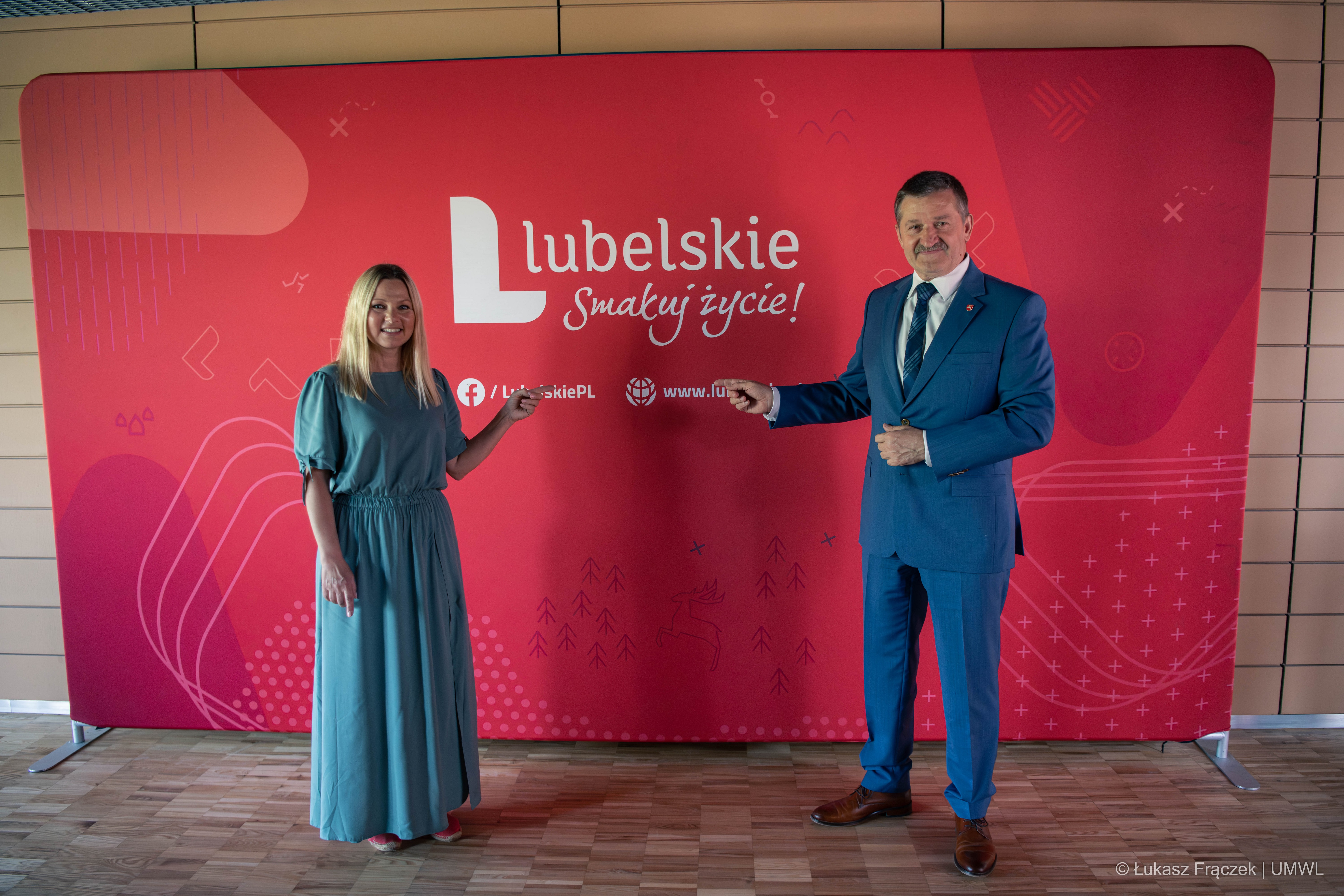 aktorka Katarzyna Bujakiewicz i członek zarządu Zdzisław Szwed