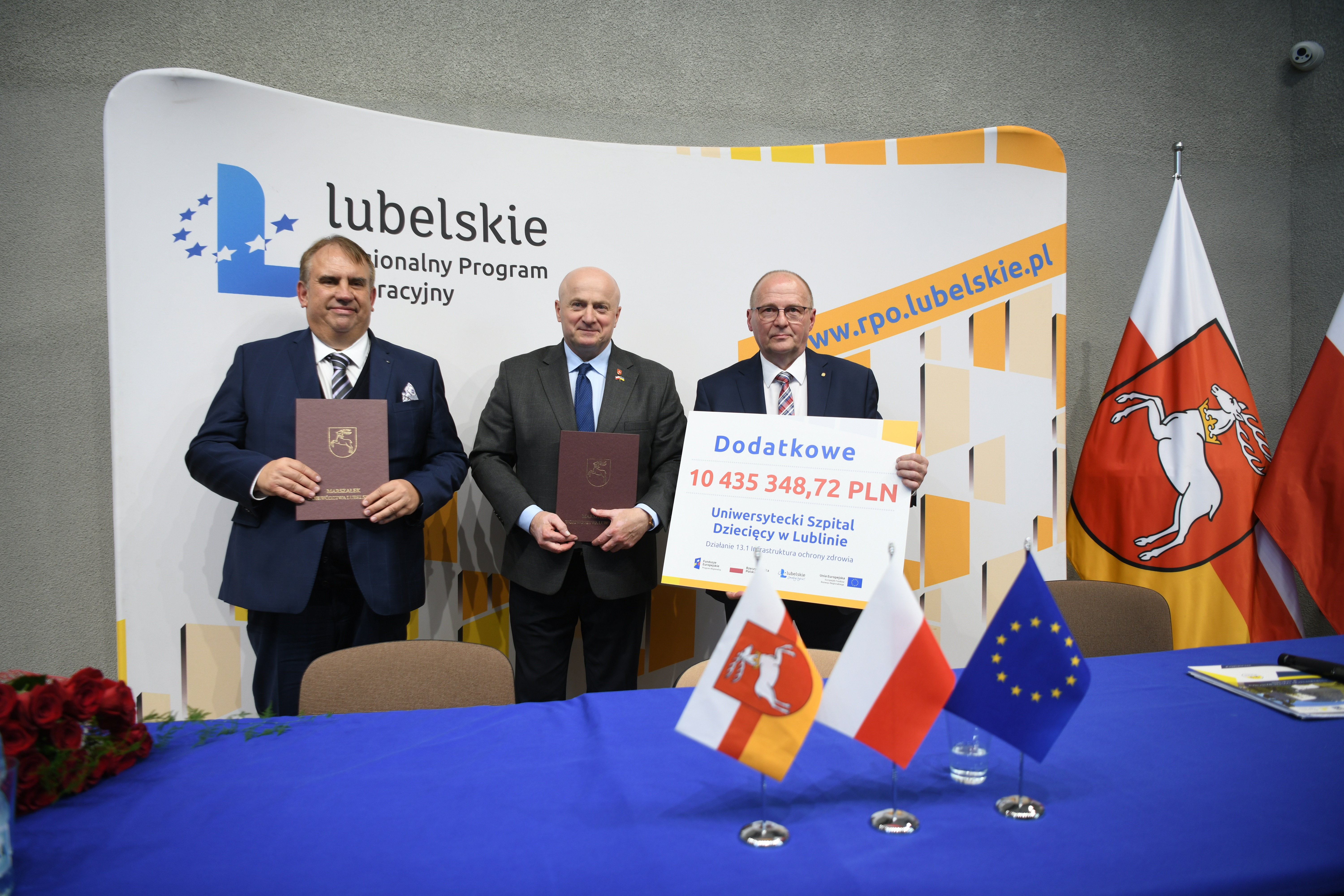 Marszałek WL. Dyrektor Szpitala dzieciecego i Rektor Uniwersytetu Medycznego podczas podpisywania umowy