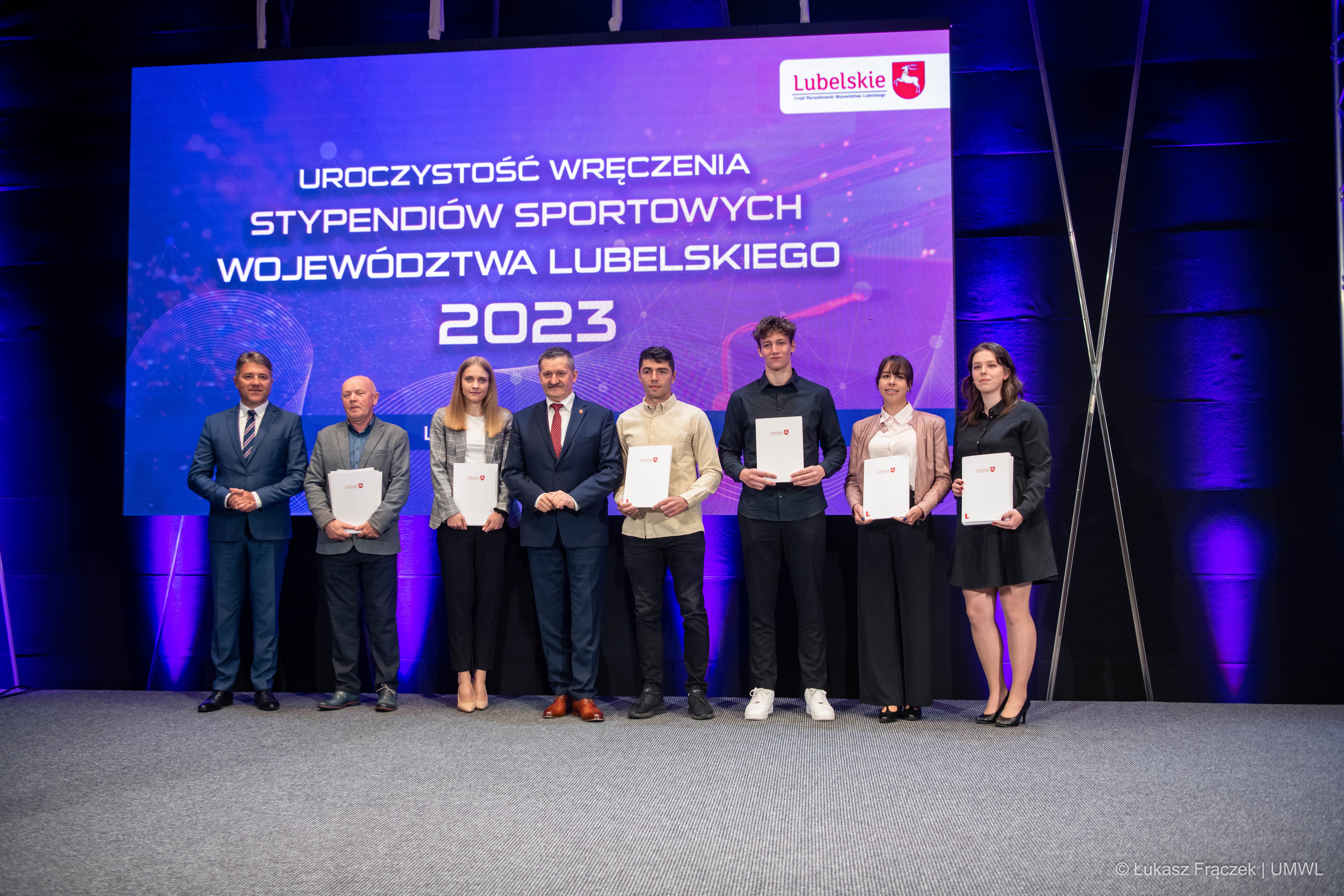 Zdzisław Szwed wraz z laureatami stypendiów sportowych za rok 2022