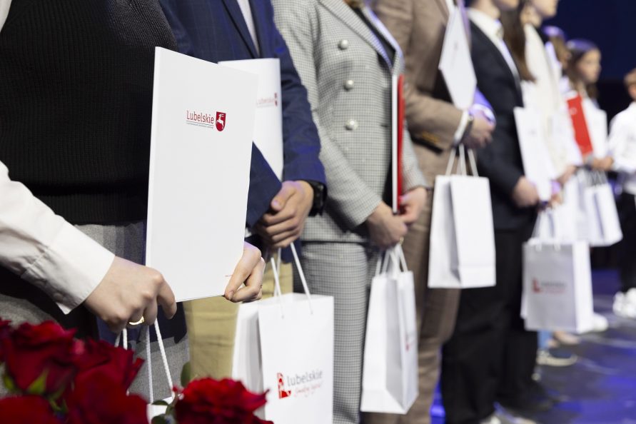 dziewczynka z wachlarzem