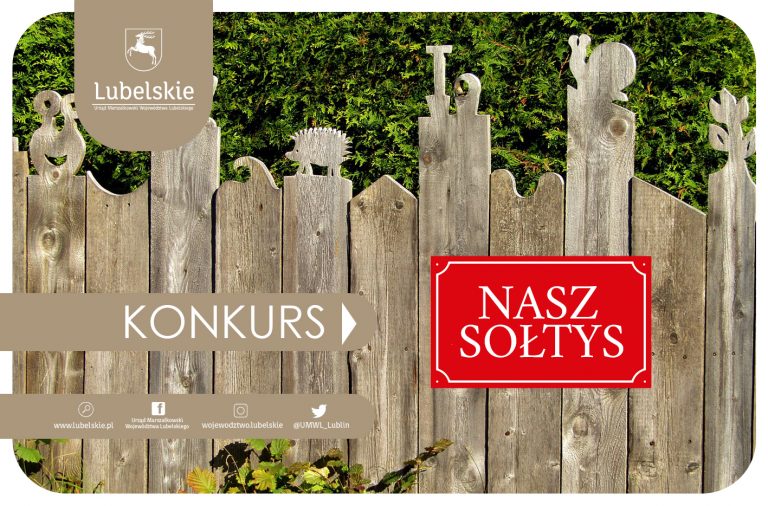 Wiejski drewniany płot z powieszoną tabliczką z napisem "Nasz sołtys" dodatkow napis Konkurs i logo województwa