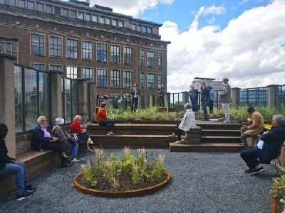 Ludzie siedzący w przestrzeni miejskiej