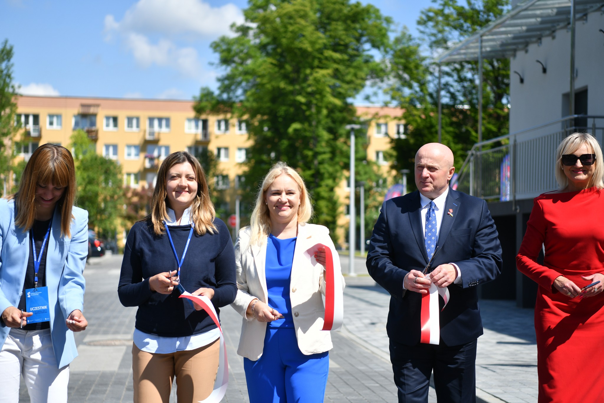 Uroczyste przecięcie wstęgi podczas otwarcia Środowiskowego Centrum Wsparcia w Kraśniku