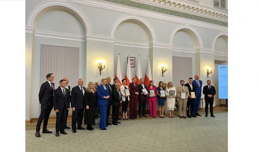 Uczestnicy spotkania w Kancelarii Prezydenta w towarzystwie Pierwszej Damy RP