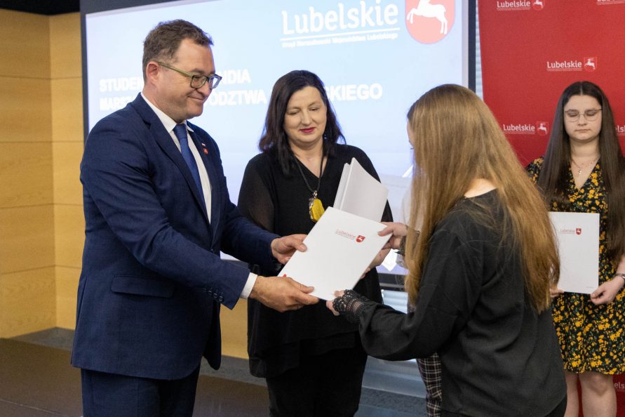 Bartłomiej Bałaban wręcza dyplom stypendystce marszałka województwa lubelskiego
