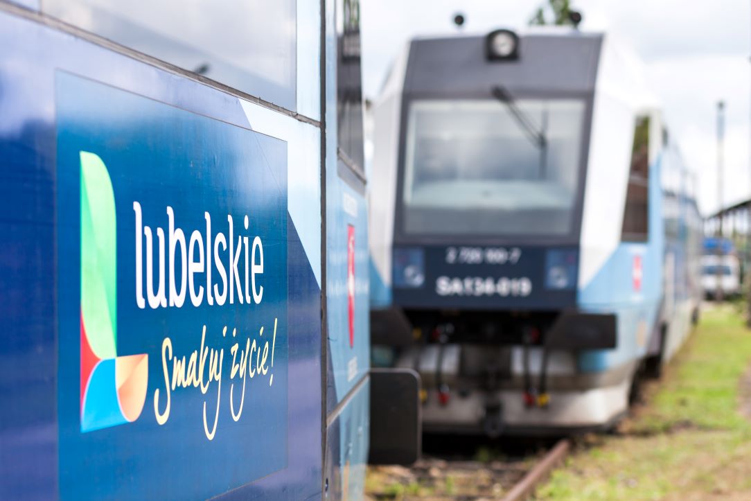 Szynobus i baner z napisem lubelskie