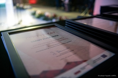 Widok na certyfikat oprawiony w ramkę