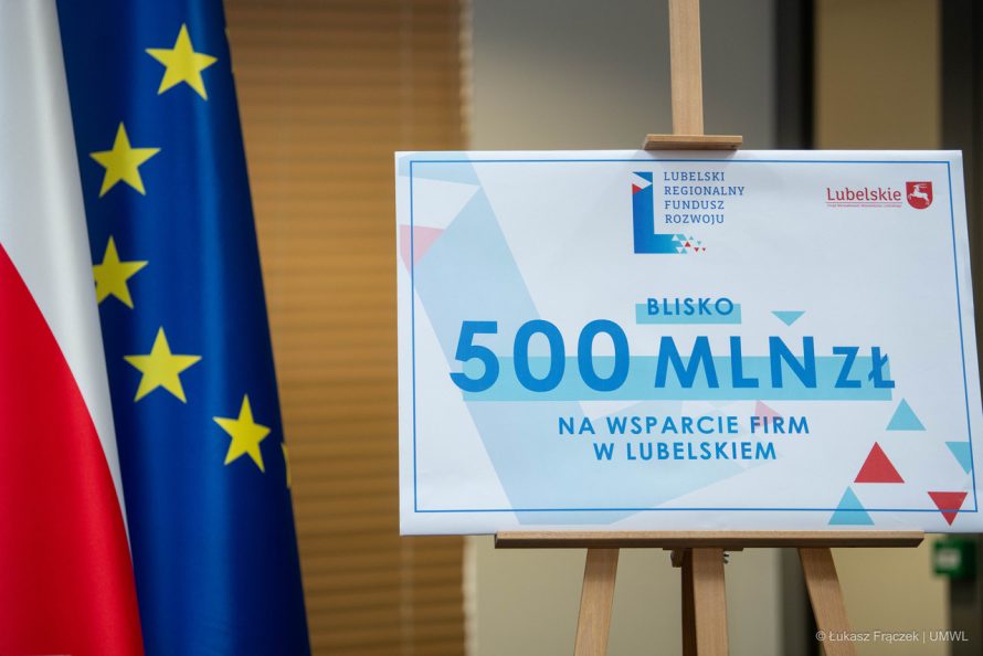 Na zdjęciu czek - blisko 500 mln zł na firmy z Lubelskiego