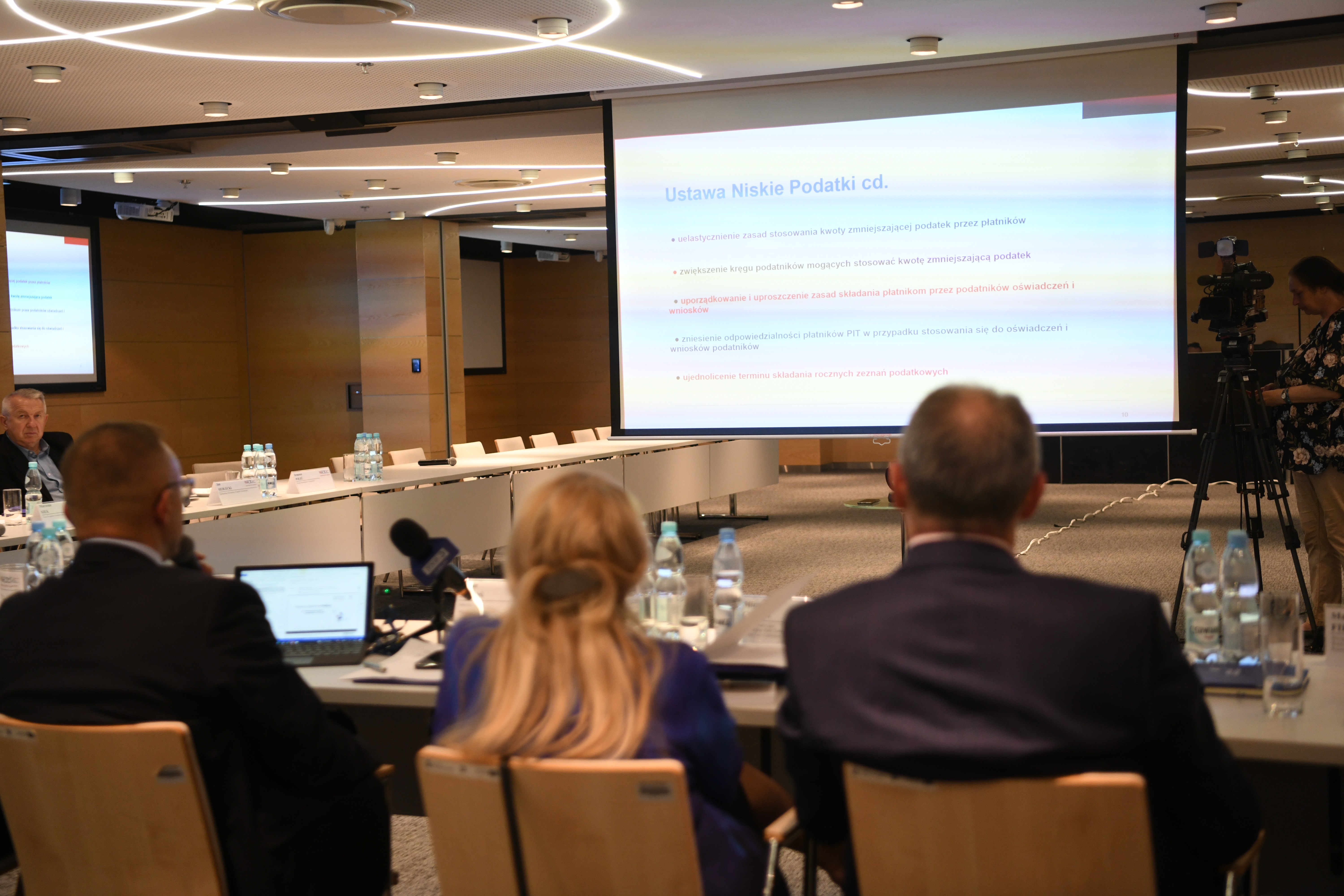 widok na slajd dotyczący niskich podatków oraz uczestników posiedzenia plenarnego