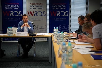 Przewodniczacyc zespołu w trakcie dyskusji z uczestnikami spotkania