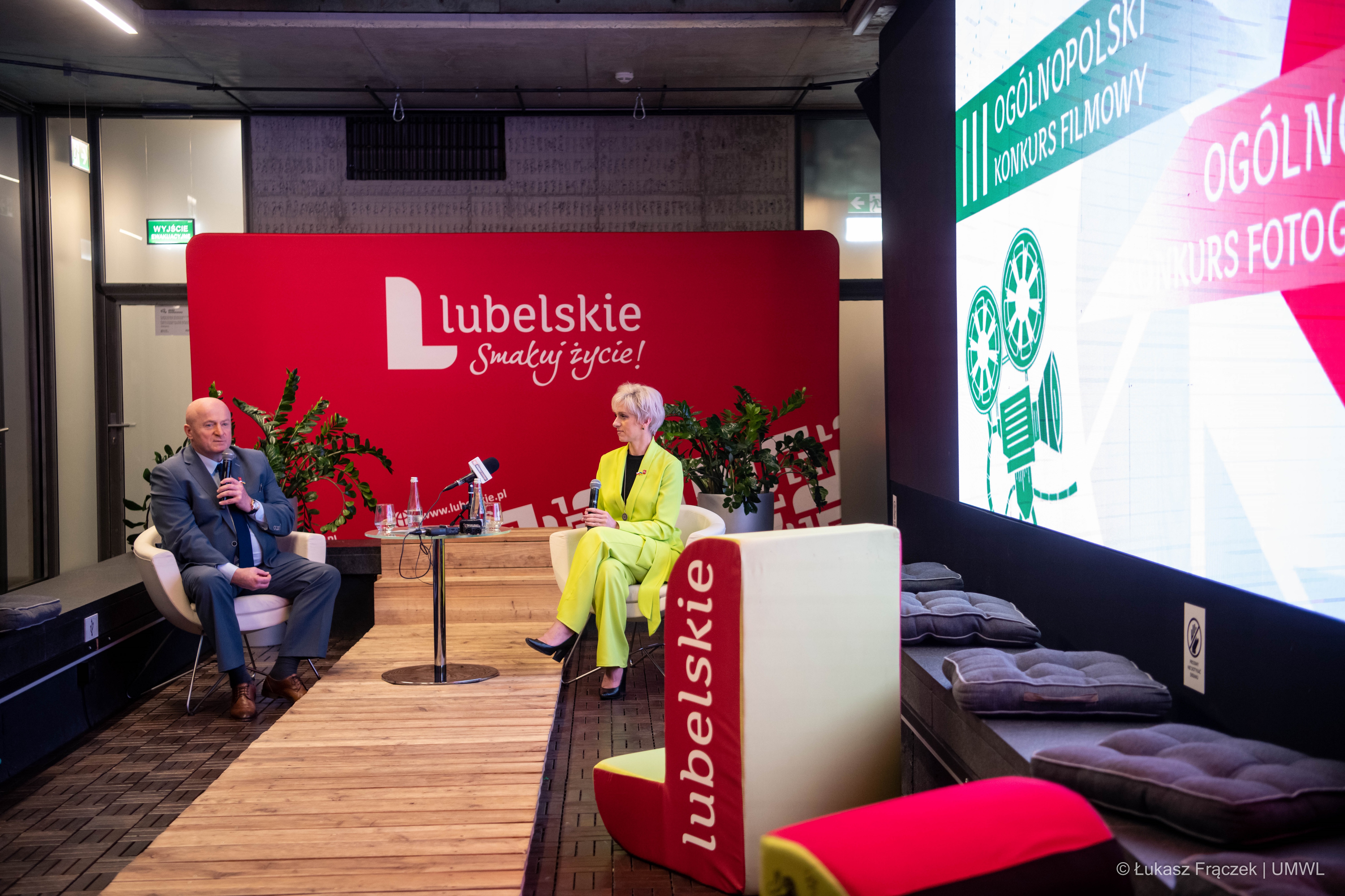 Marszałek Jarosław Stawiarski i Dyrektor Agnieszka Drozd-Bownik wspólnie w studiu konferencyjnym udzielają