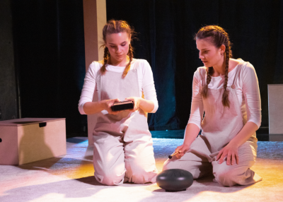 Dwie kobiety w białych strojach z instrumentami w dłoniach