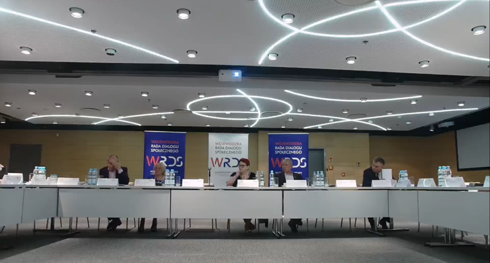 Widok na stół prezydialny i kilku członków Prezydium