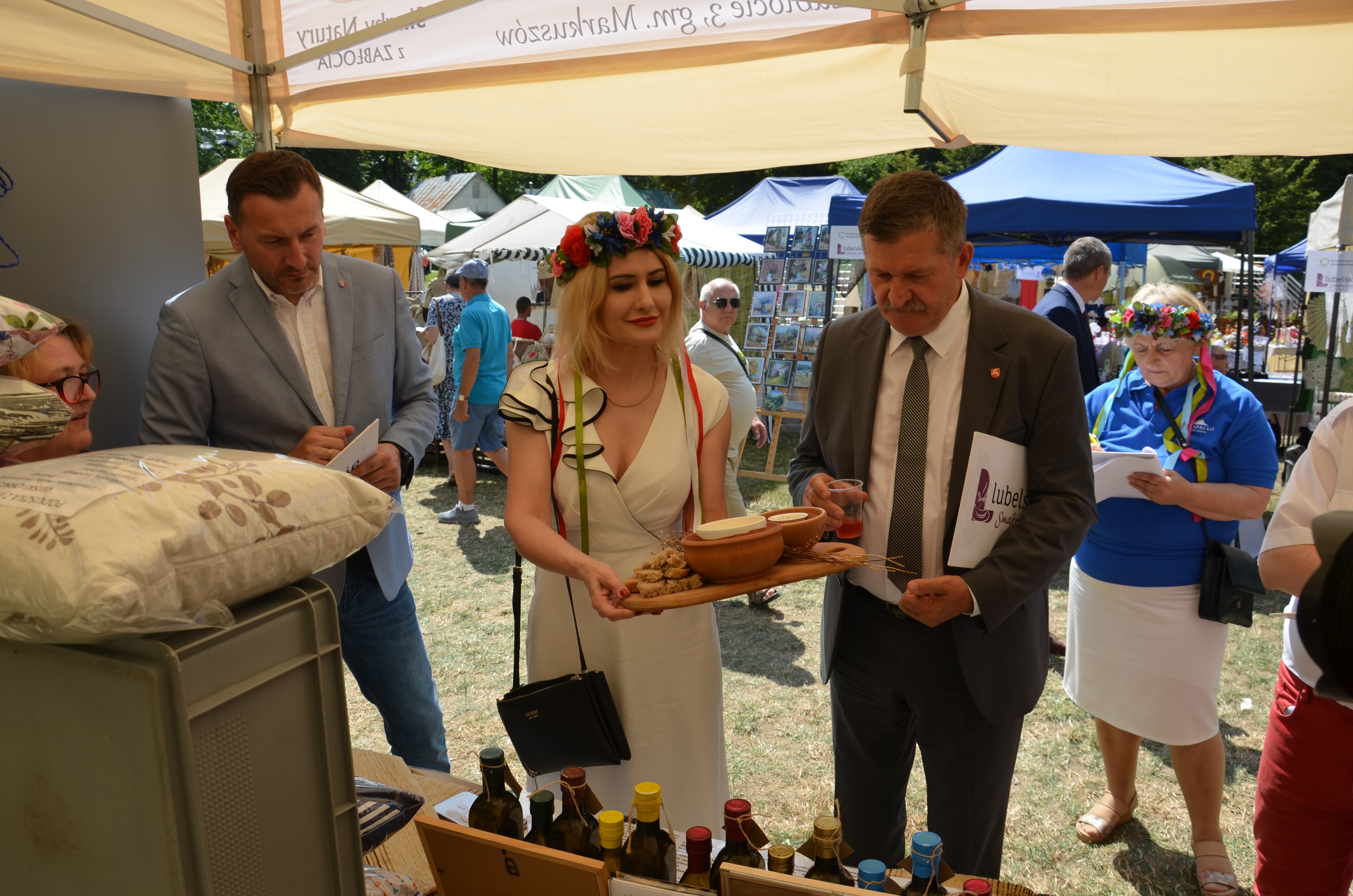 Zdzisław Szwed w towarzystwie dyrektor Ewy Szałachwiej, podczas degustacji tradycyjnych produktów