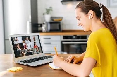 osoba uczestnicząca w szkoleniu online