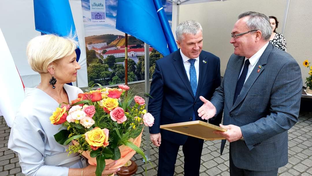 Wicemarszałek Zbigniew Wojciechowski wręcza dyplom Ambasadorowi Eduardasovi Borisovasovi