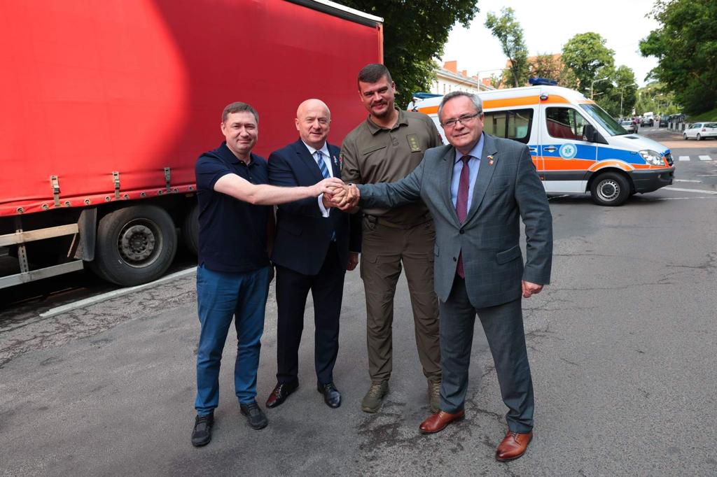 Marszałek Jarosław Stawiarski i wicemarszałek Zbigniew Wojciechowski wraz z przedstawicielami miasta Lwów