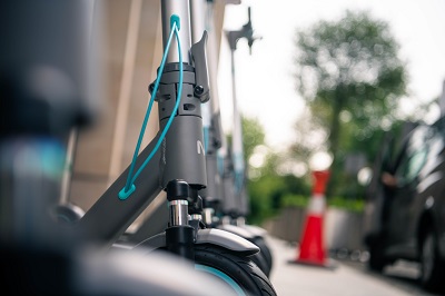 widok na kierownicę hulajnogi stojącej na chodniku