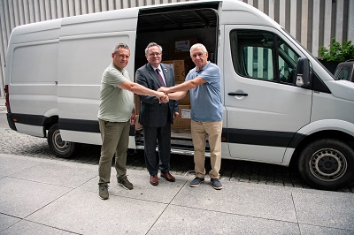 wicemarszałek Zbigniew Wojciechowski wraz z konsulem Ukrainy i dyrektorem szpitala przed busem ze środkami medycznymi