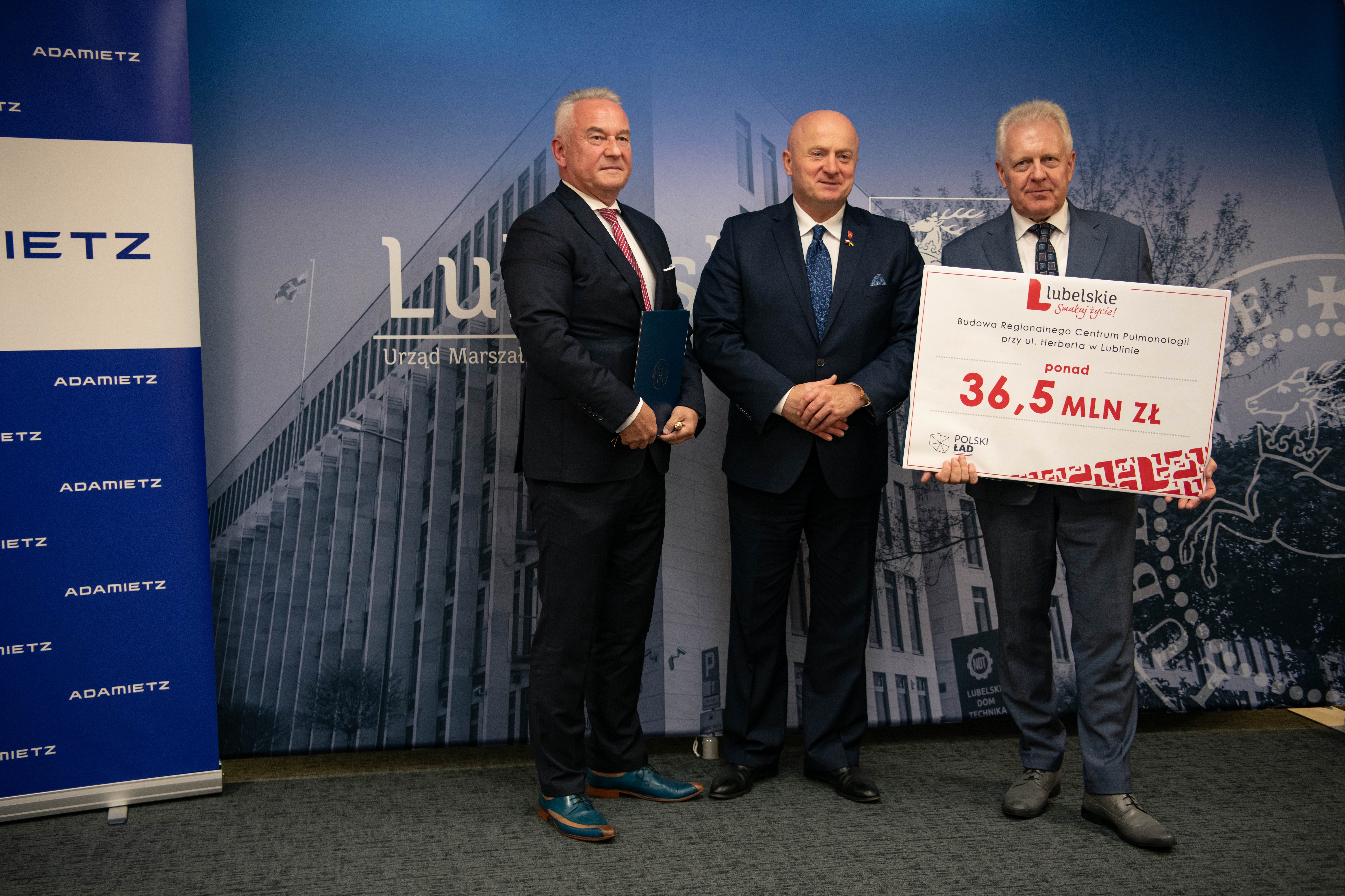 marszałek Jarosław Stawiarski, dyrektor Piotr Matej oraz Szczepan Kusibab, pozują wspólnie do zdjęcia