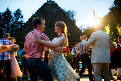 tańcząca para, w tle chałupa