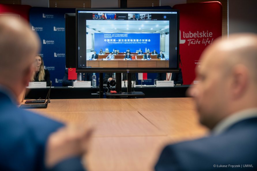 Widok na ekran z połączeniem zdalnym