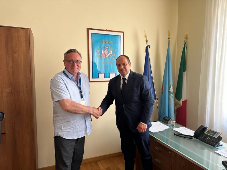 Wicemarszałek Zbigniew Wojciechowski podaje rękę Radnemu Flavio Cero, Przewodniczącemu I Komisji Urzędu Regionu Lacjum