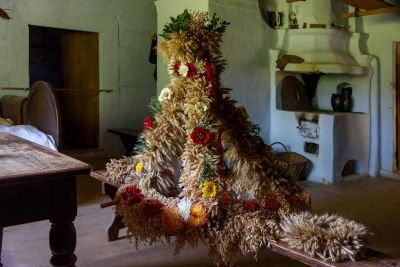 wieniec dożynkowy ze zbóż i kwiatów