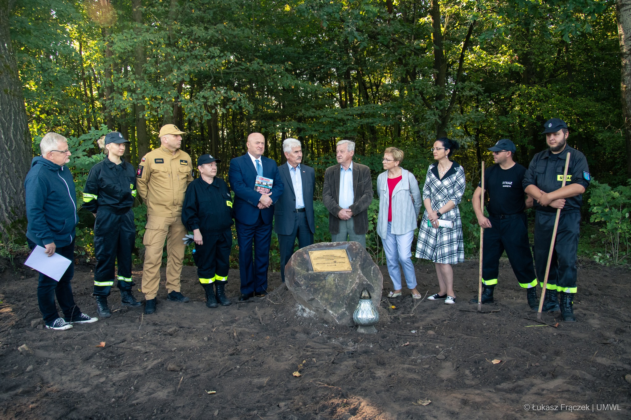 Uczestnicy sprzątania cmentarza, służby porządkowe i władze samorządowe