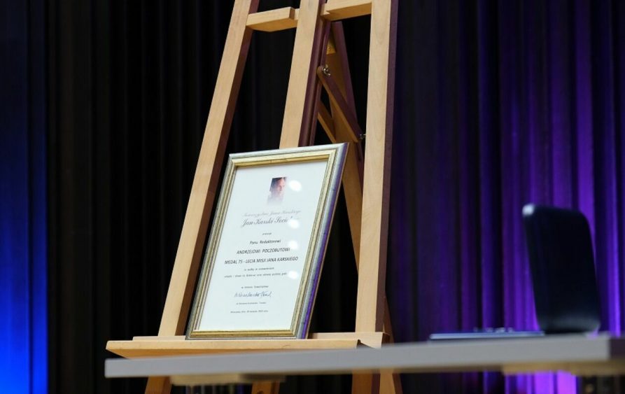 Dyplom oprawiony w ramkę i umieszczony na sztaludze