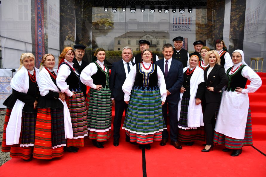Delegacja Województwa Lubelskiego. Na zdjęciu Zdzisław Szwed - członek Zarządu Województwa Lubelskiego, Ewa Szałachwiej - Dyrektor Departamentu Rolnictwa i Rozwoju Obszarów Wiejskich oraz Panie z Sołectwa „Nowe Zadybie” z Gminy Kłoczew (powiat rycki) i zespół śpiewaczy "Kłoczewiacy".