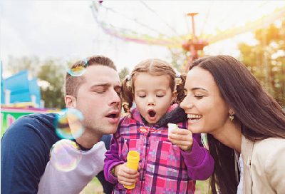 zdjęcie poglądowe: rodzina w parku