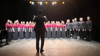 Chór damsko-męski na scenie