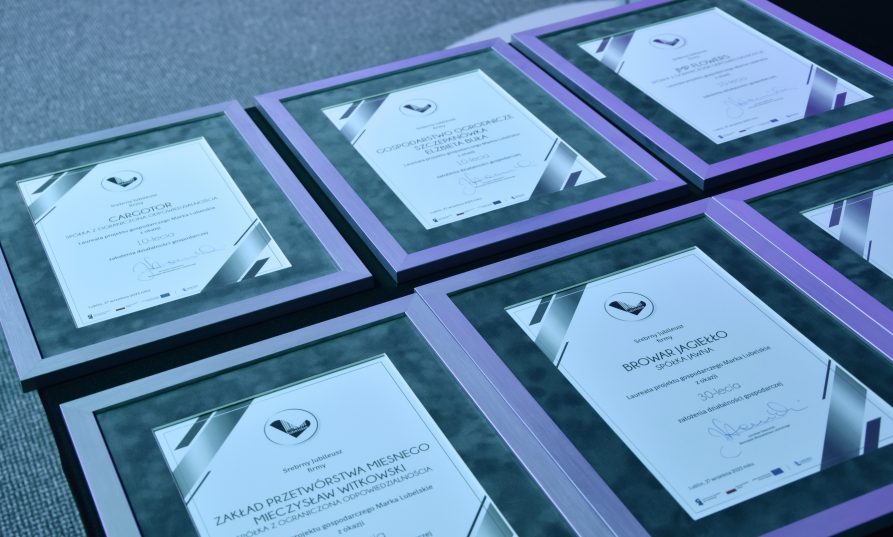 widok na oprawione w ramki dyplomy leżą na wystawce