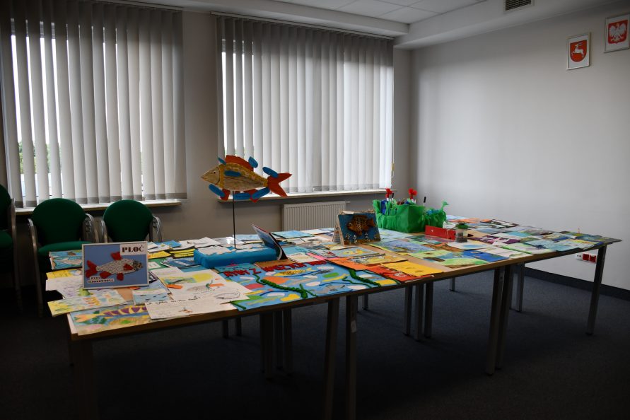 Sala na której są ustawione stoły zapełnione pracami konkursowymi dzieci