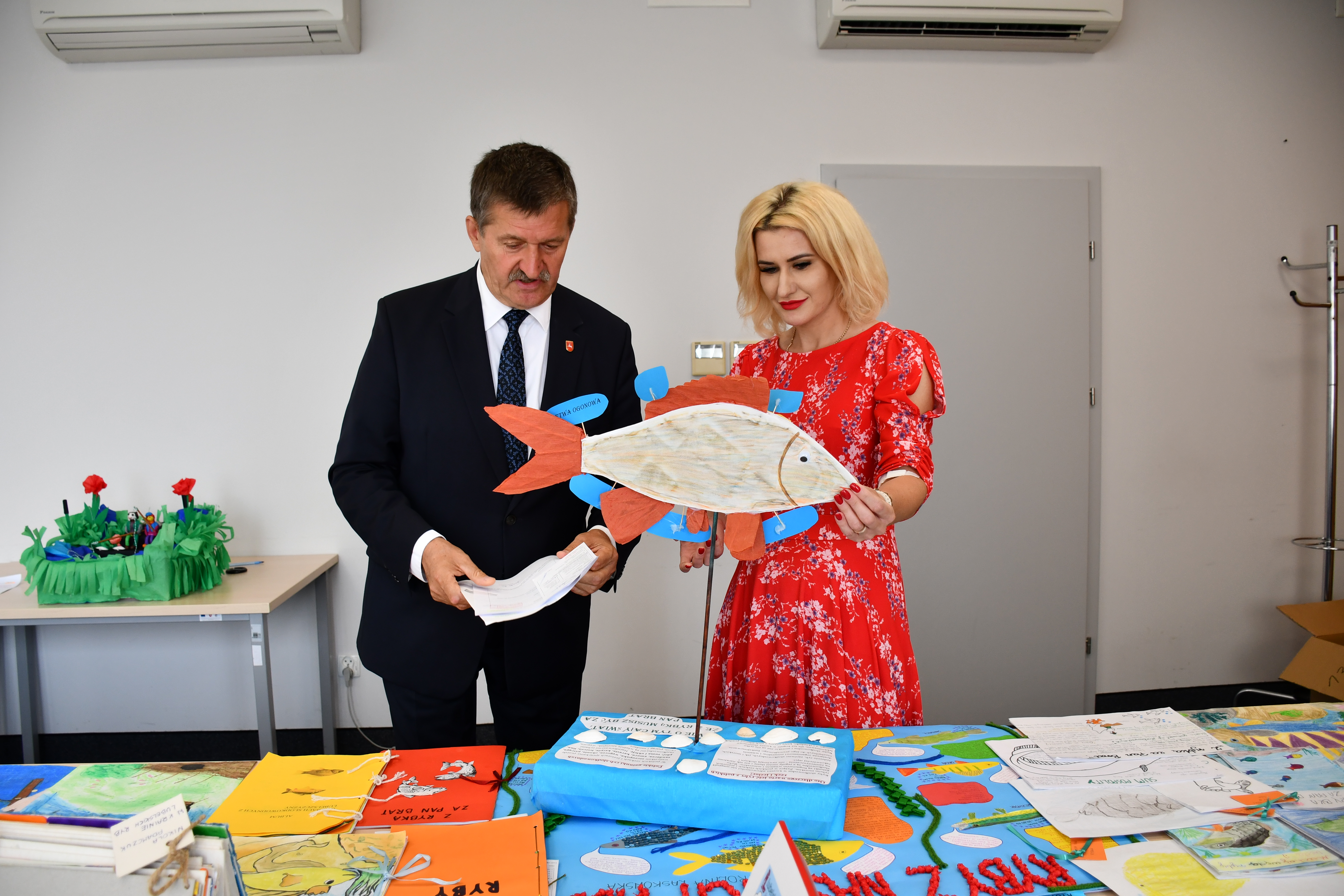 Członek Zarządu Zdzisław Szwed i dyrektor Ewa Szałachwiej podczas sprawdzania prac konkursowych