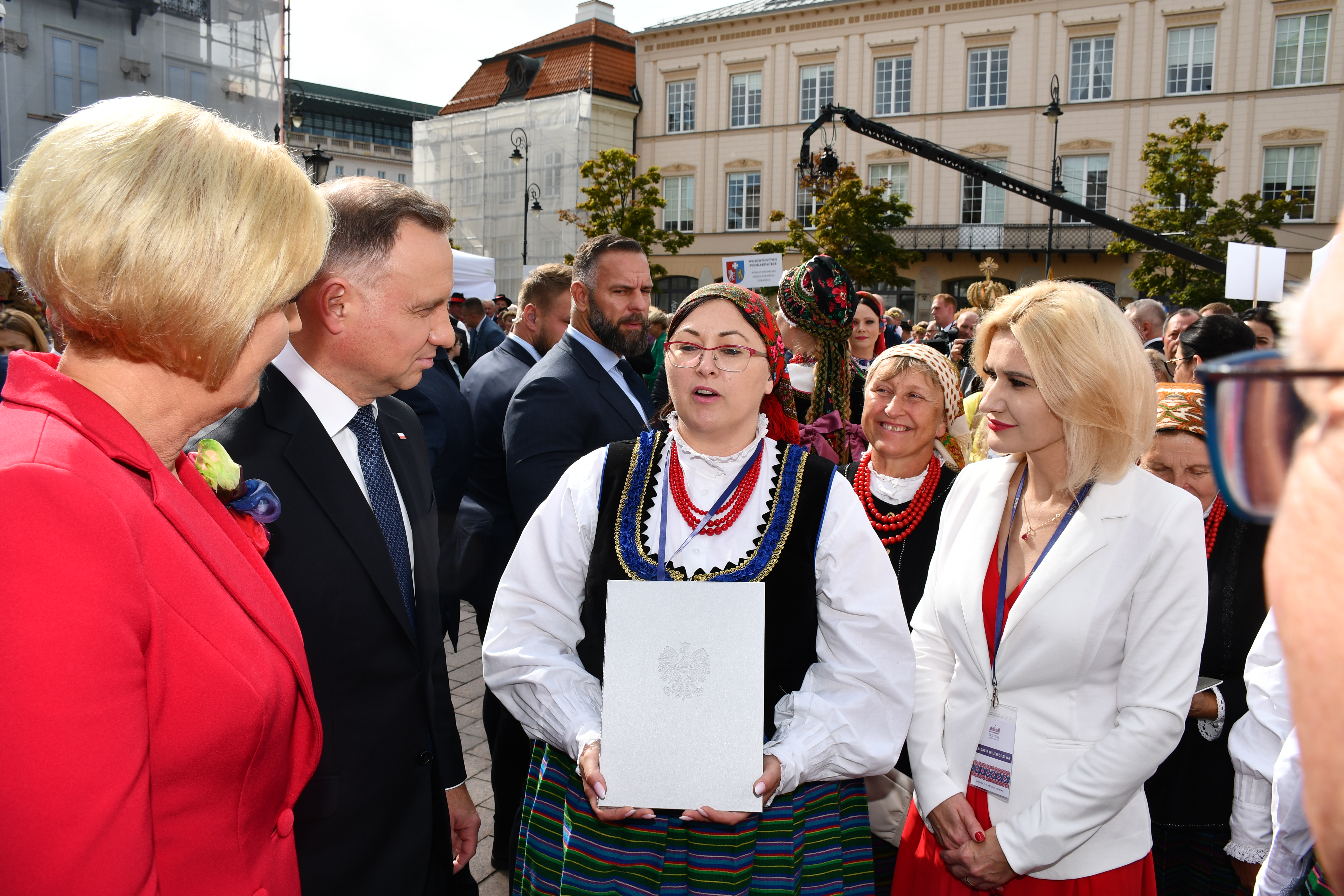 Para prezydencka stoi na rynku w towarzystwie delegacji z województwa lubelskiego