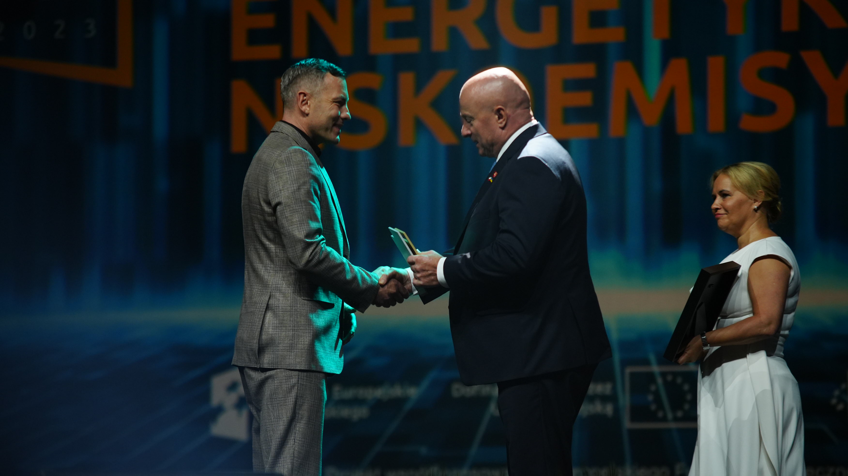 Marszałek Jarosław Stawiarski wręcza nagrodę laureatowi podczas gali na scenie