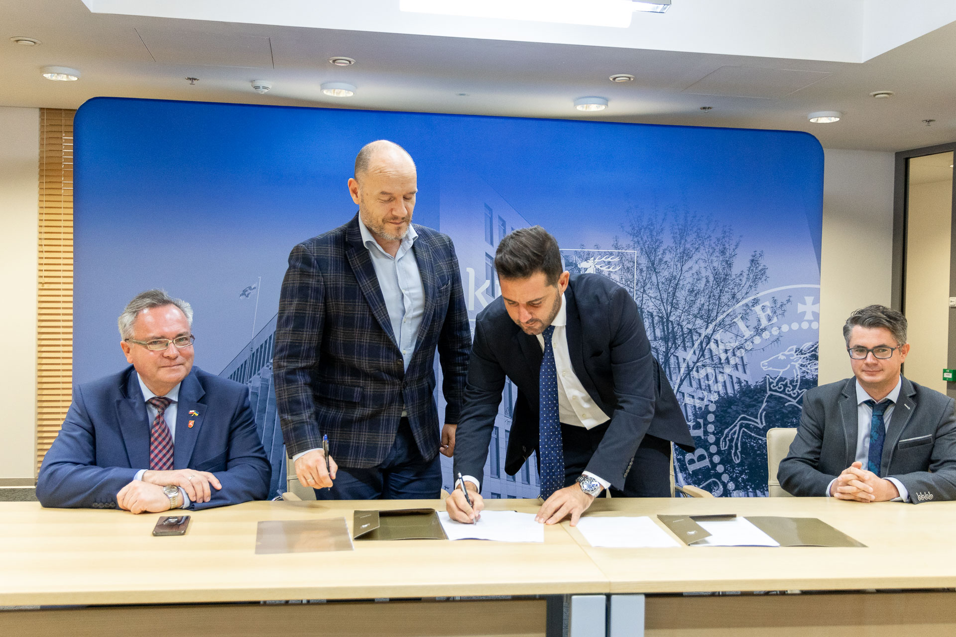 Dyrektor Teatru i Członek Zarządu włoskiej Fundacji Teatru podpisują porozumienie o współpracy. Towarzyszy im wicemarszałek Zbigniew Wojciechowski